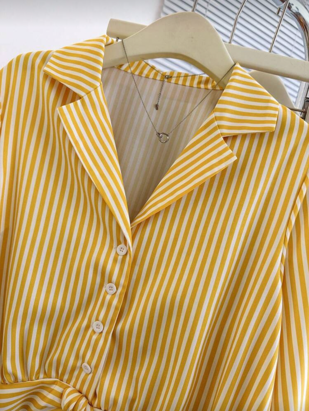 Camisa de rayas amarillas