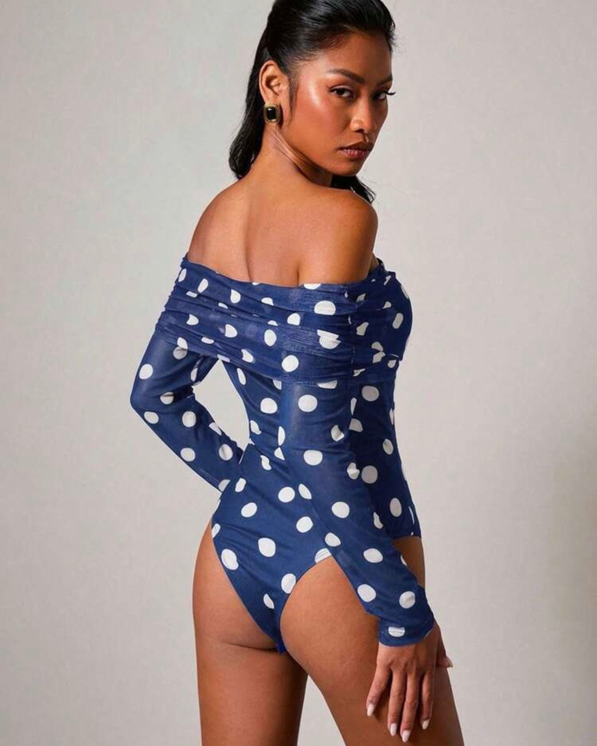 Body azul con pelotas blancas