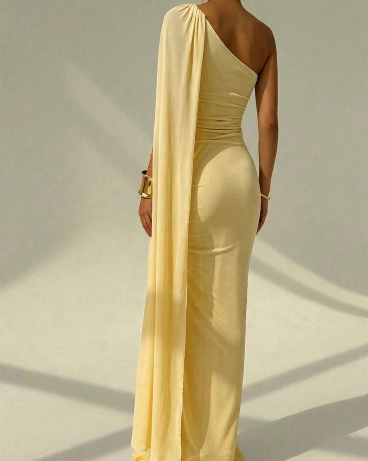 Vestido amarillo de una manga