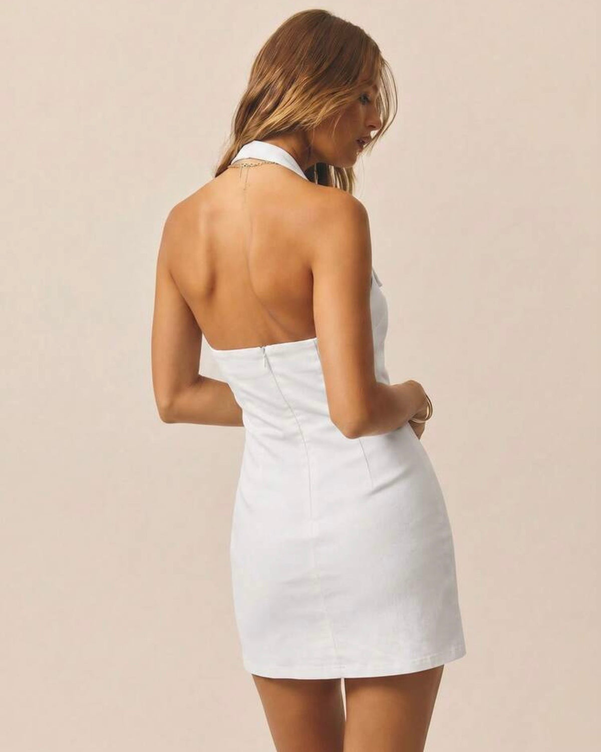 Vestido blanco con detalla de cinturón