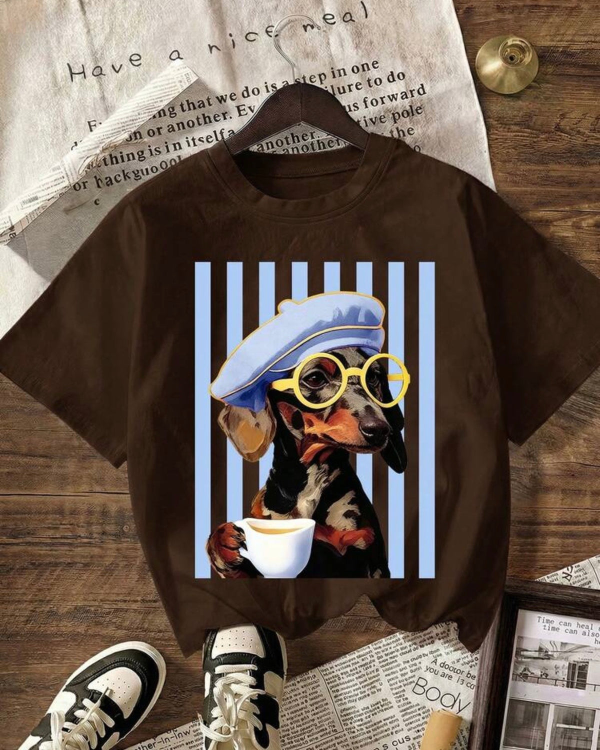 Blusa café con perro salchicha