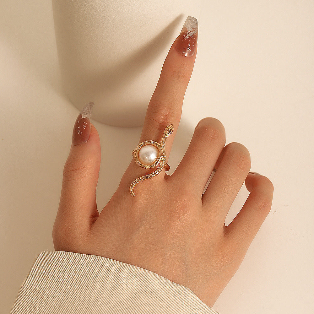 Anillo de perla y serpiente