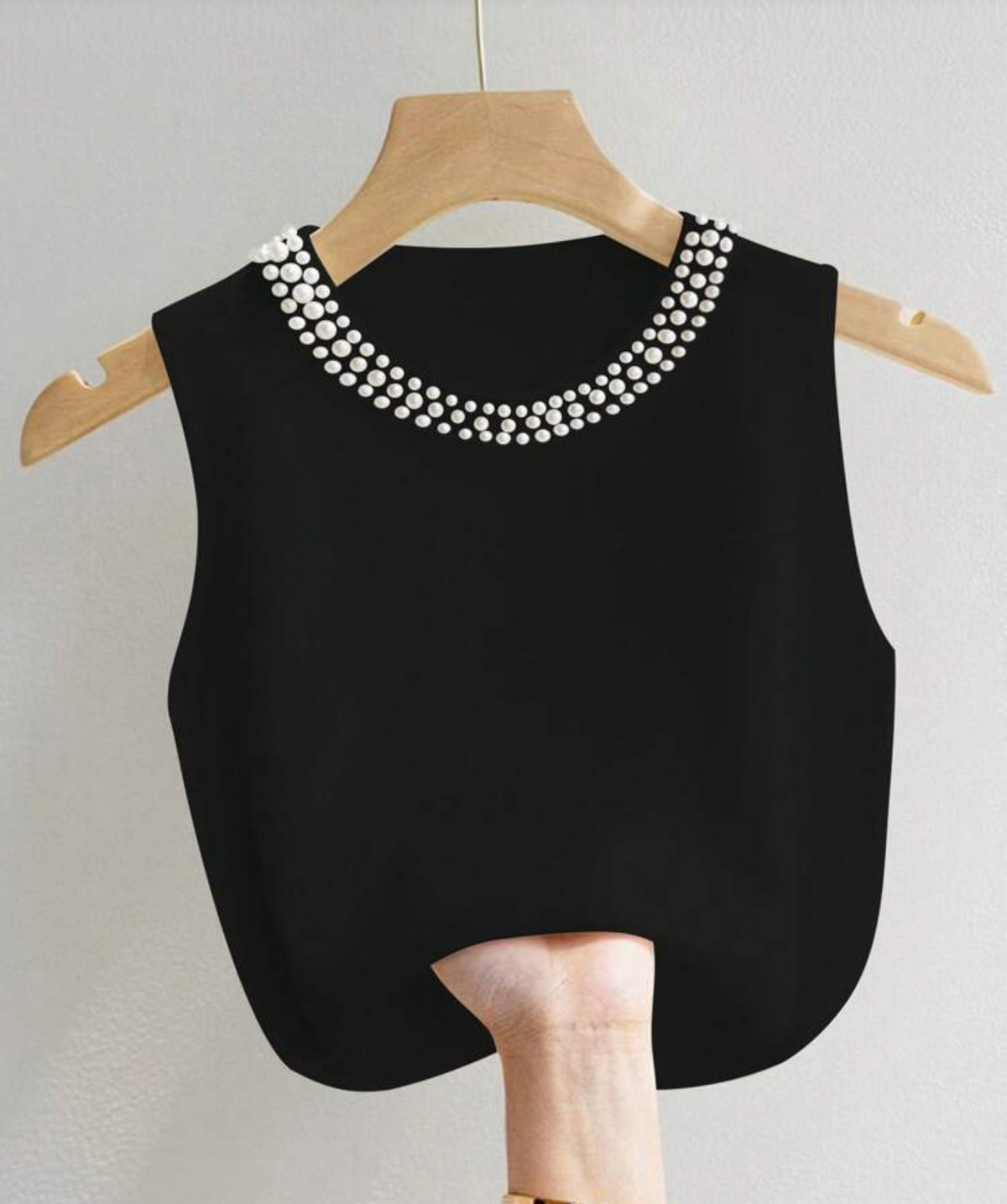 Blusa con perlas en el cuello