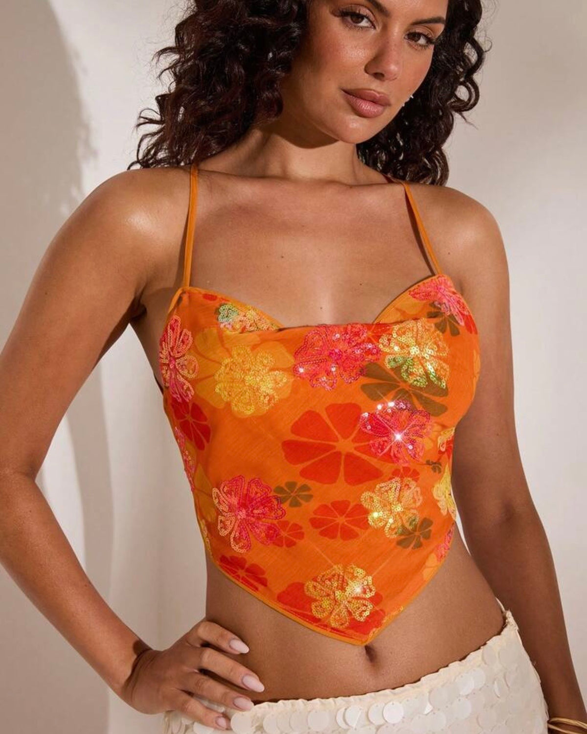 Top naranja con lentejuelas