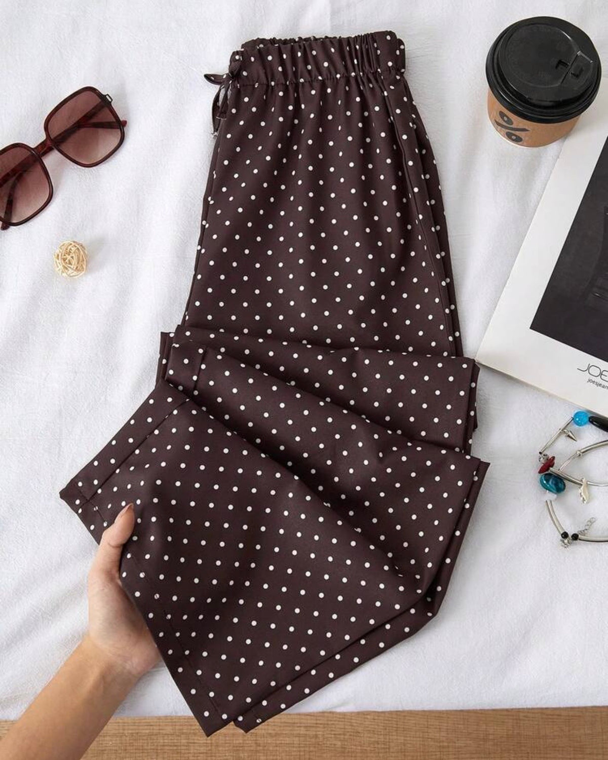 Pantalón suelto café con puntos