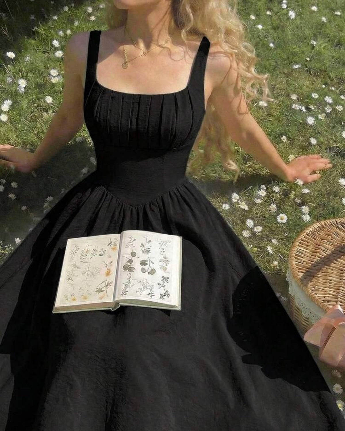 Vestido negro cuello cuadrado