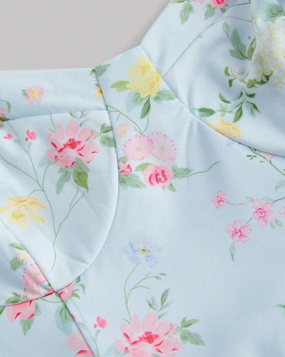 Vestido celeste flores rosa