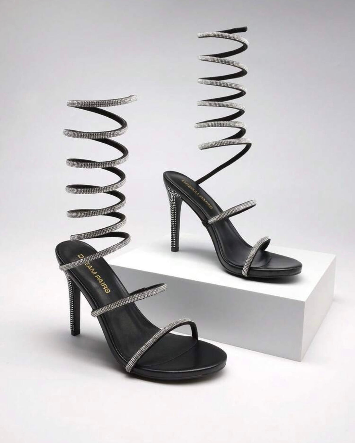 Tacones negros caracol