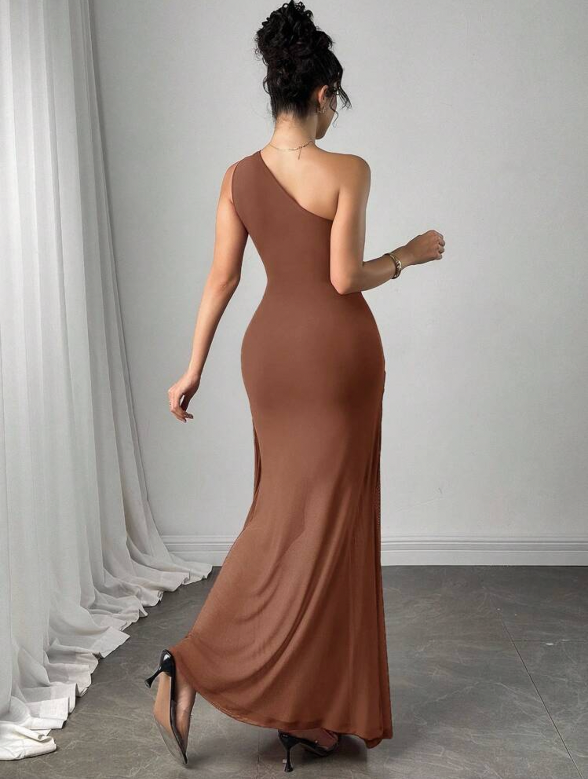 Vestido café un hombro
