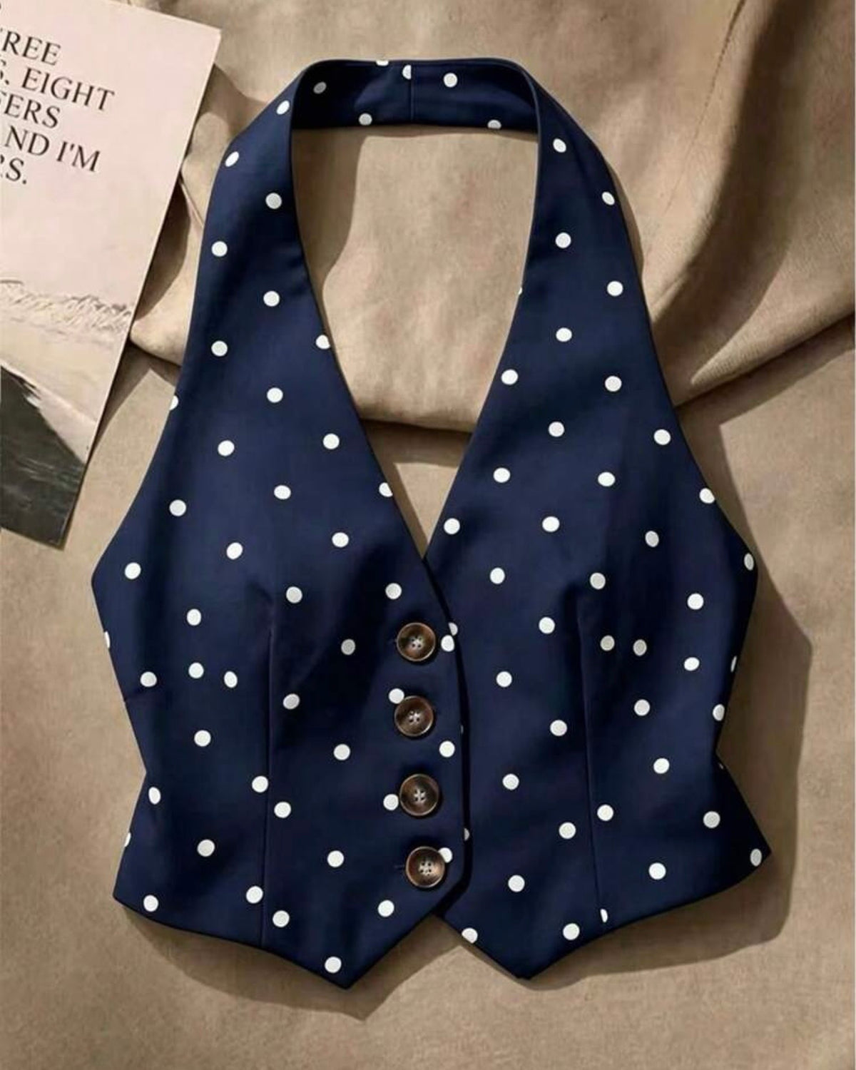 Chaleco azul con punto blancos
