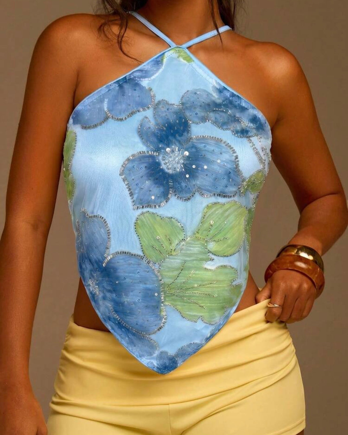 Top celeste con flores