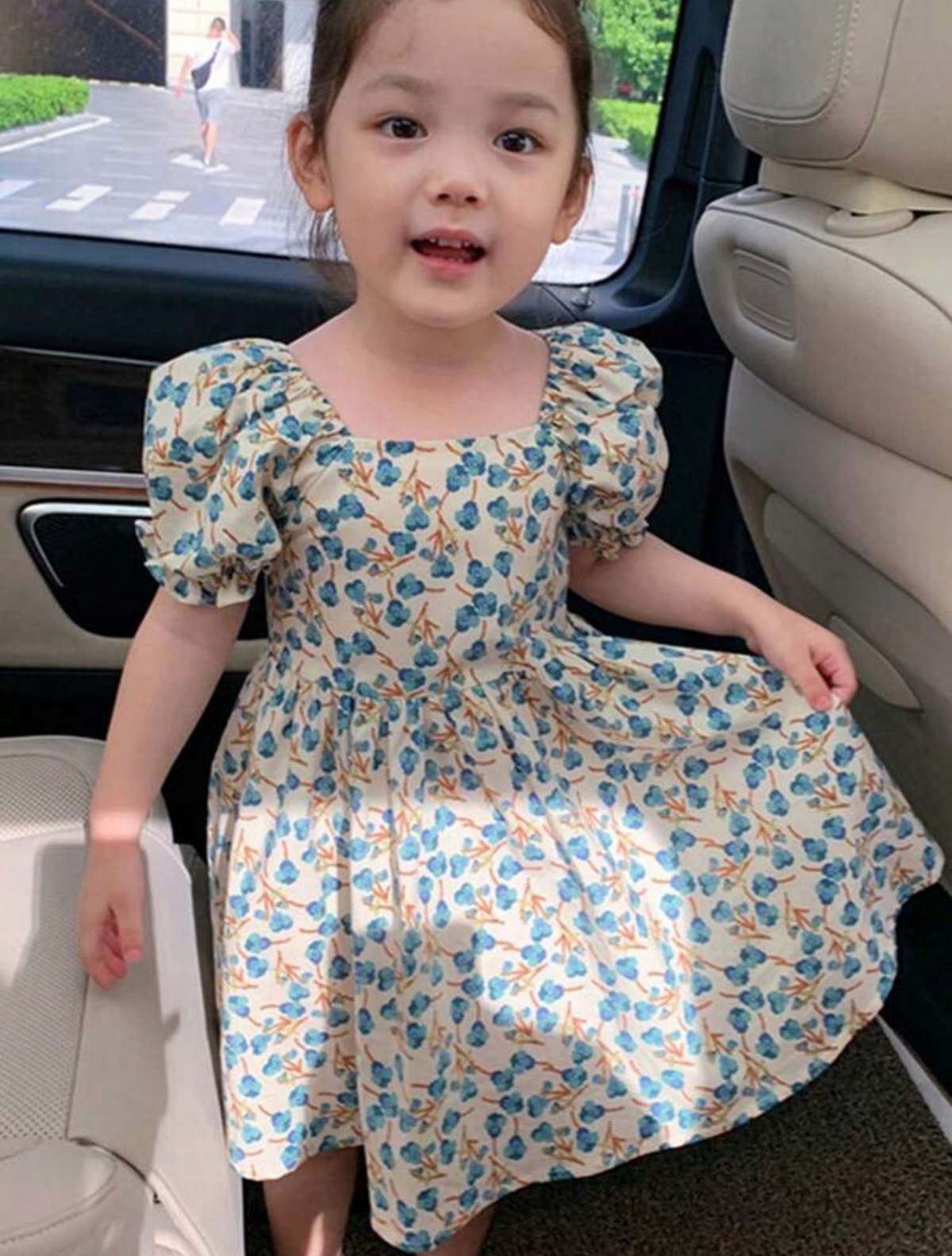 Vestido floreado de niña