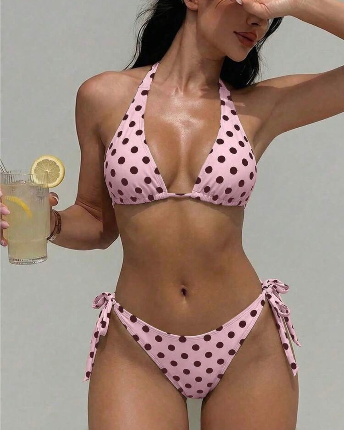 Traje de baño rosa con puntos