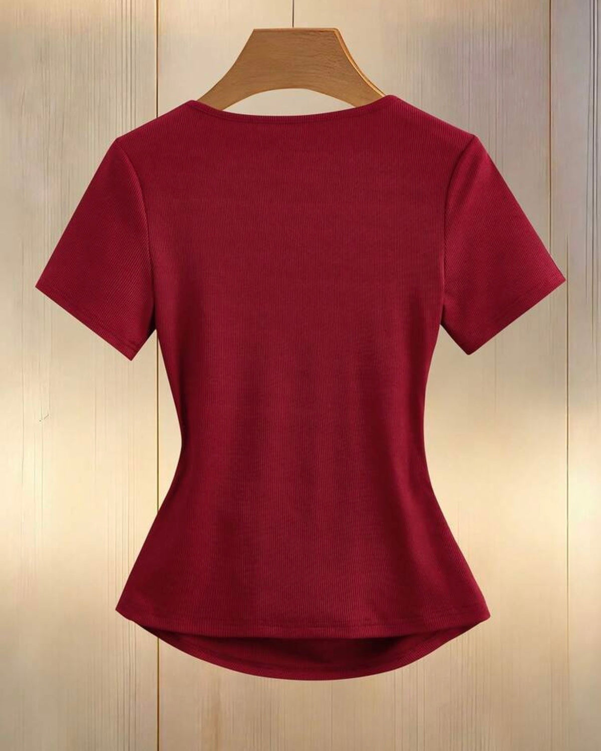 Blusa roja con piedras en el cuello