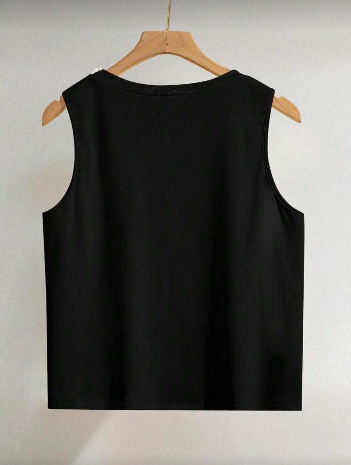 Blusa con perlas en el cuello
