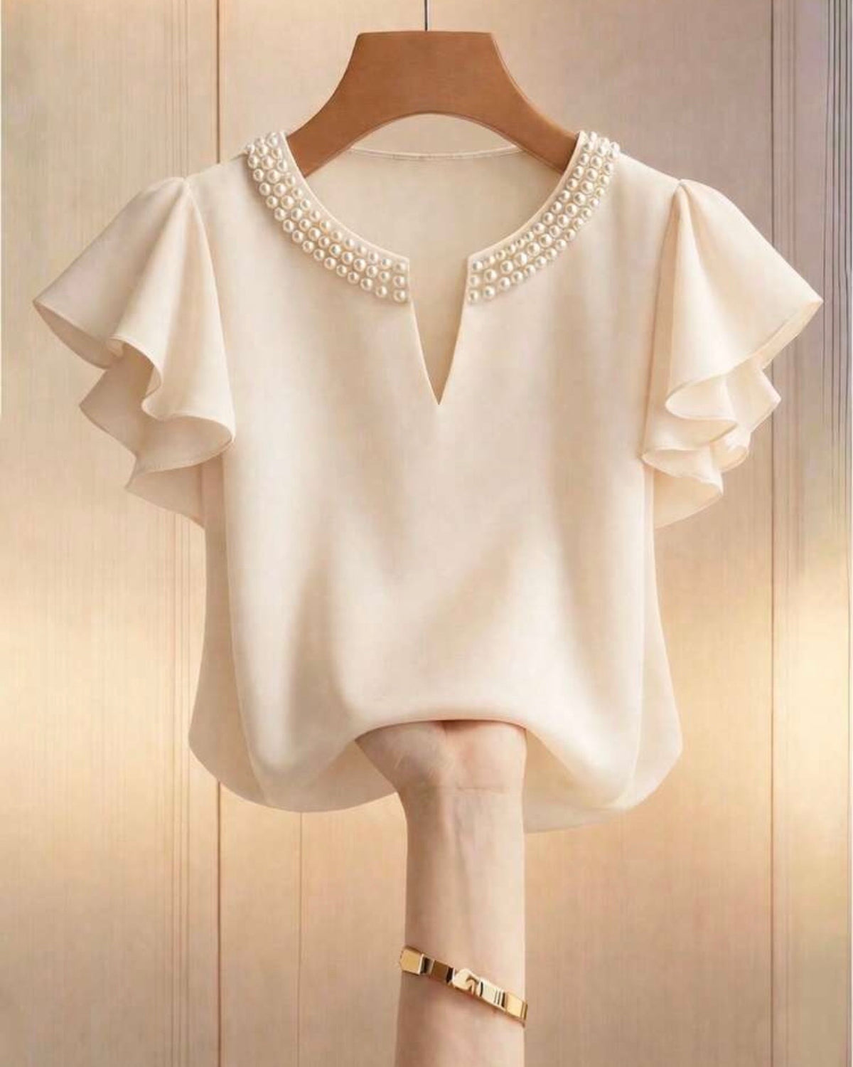 Blusa albaricoque con perlas en el cuello