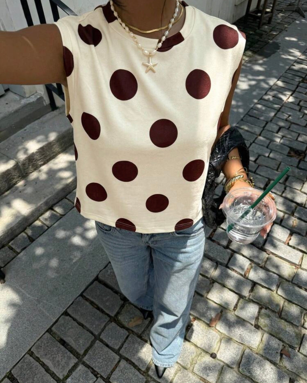 Camisa con puntos cafés