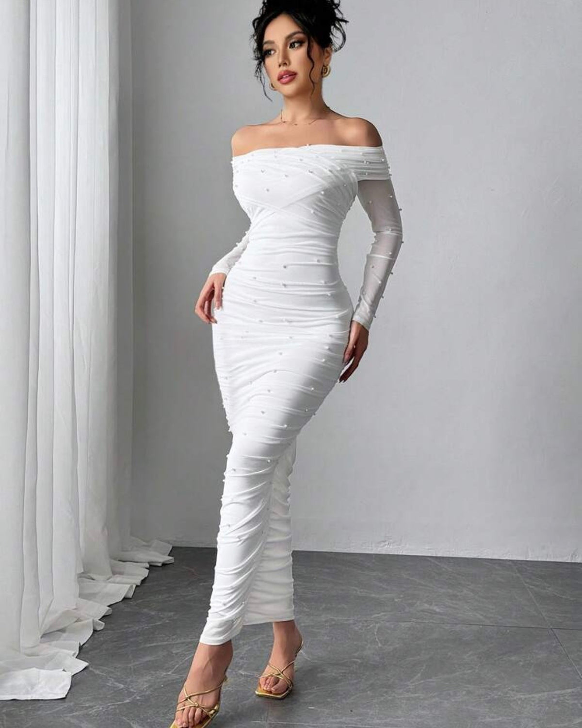 Vestido blanco con pelotas blancas