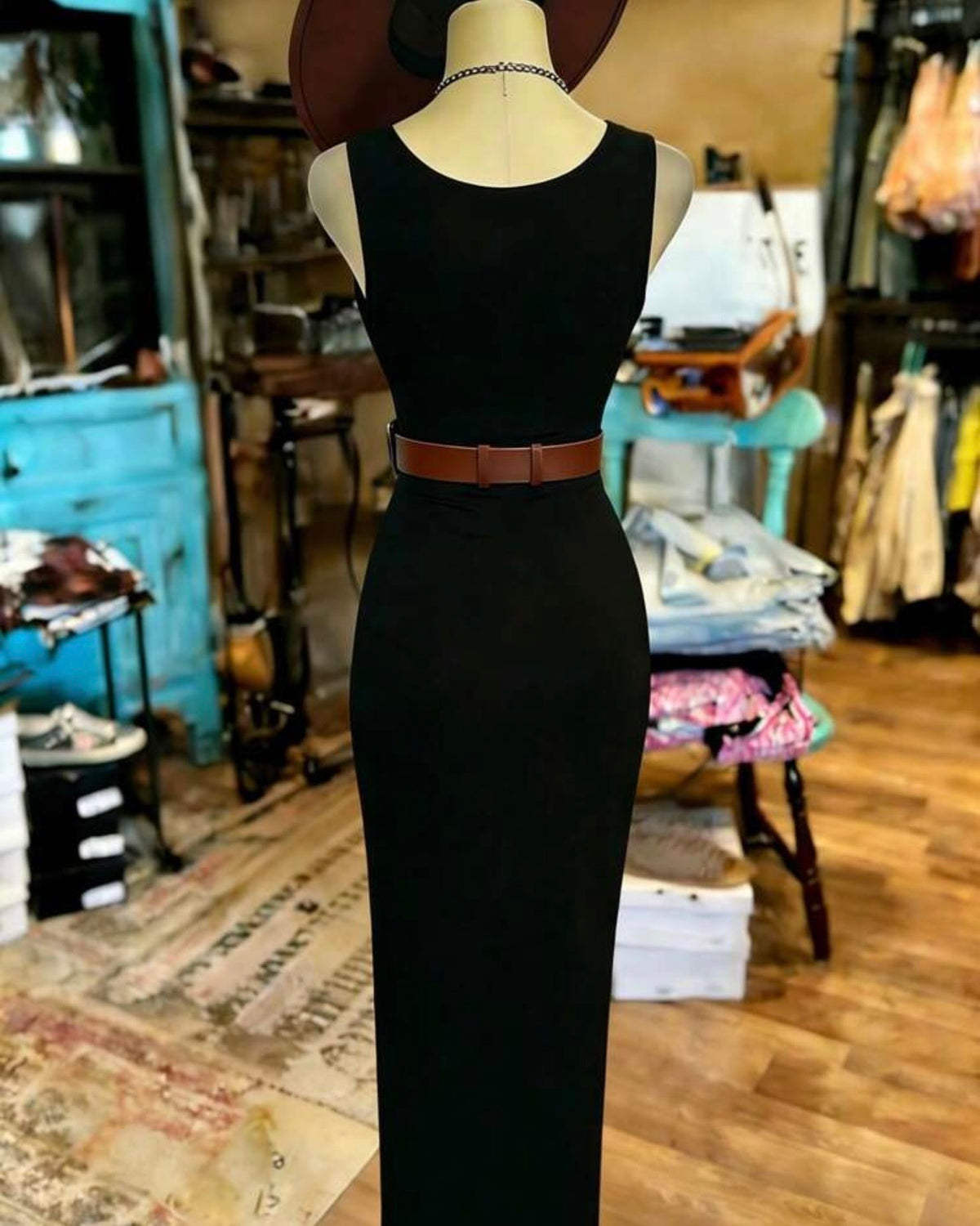 Vestido negro con aberturas