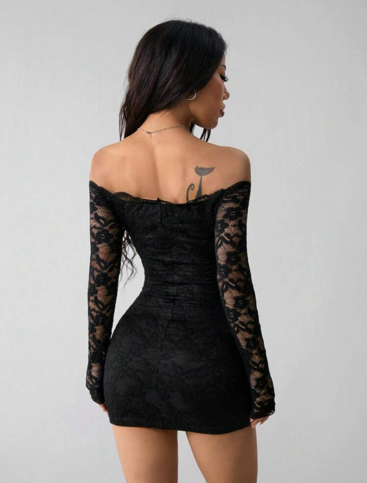 Vestido mini negro de encaje