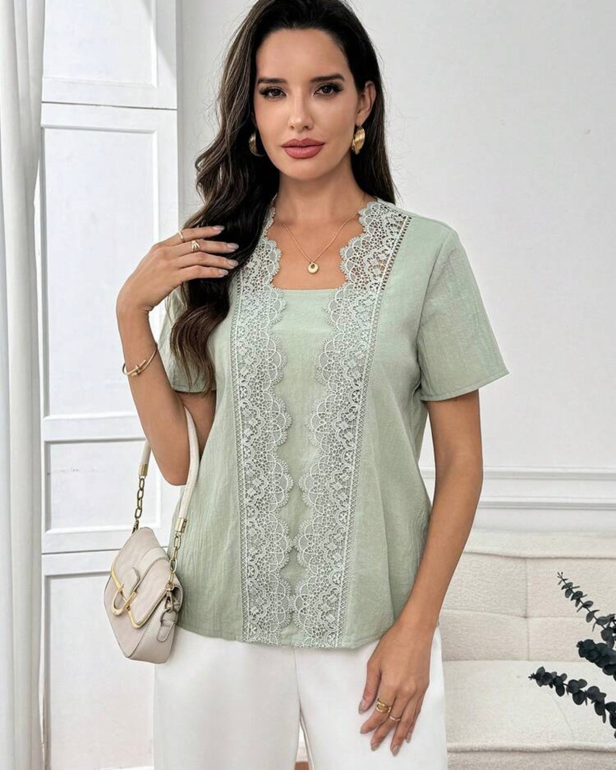 Blusa verde con encaje