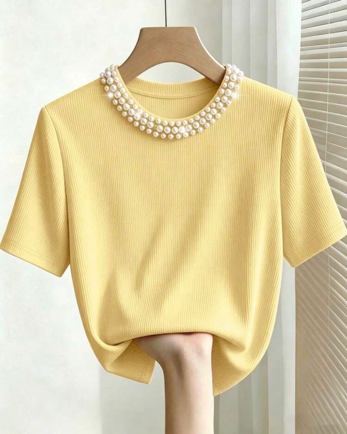 Blusa amarilla con perlas en el cuello