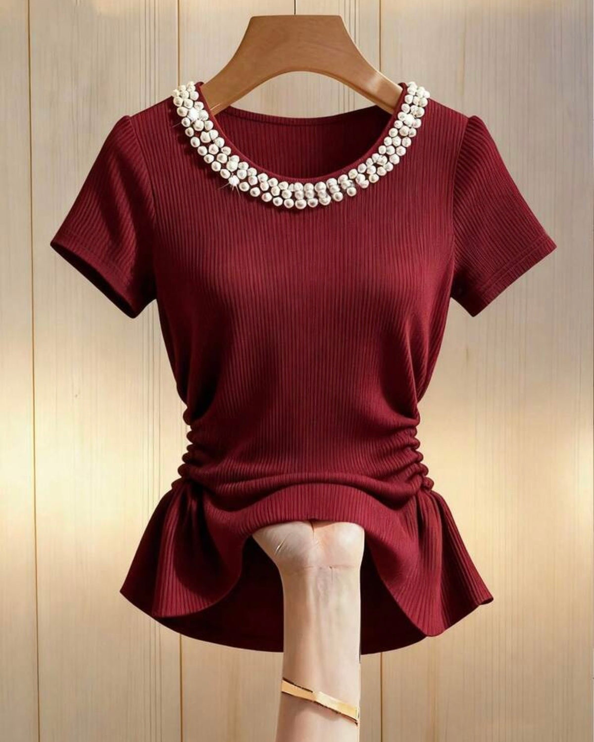 Blusa roja con piedras en el cuello