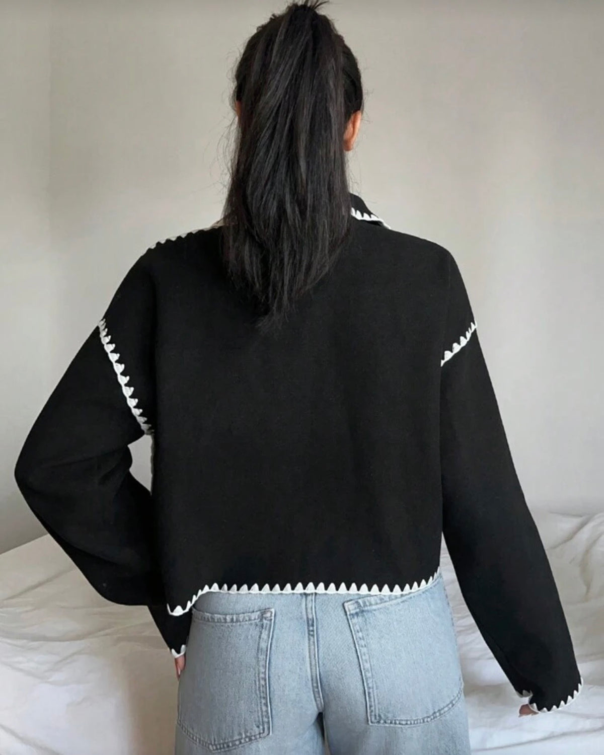 Chaqueta con decoración blanca