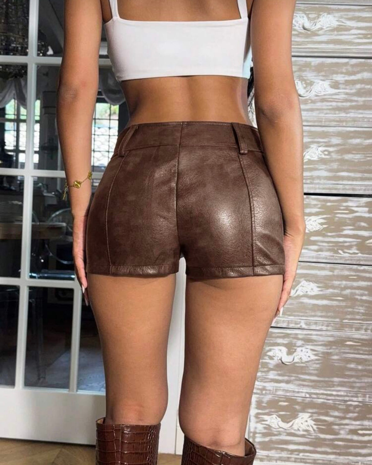Short de cuerina café