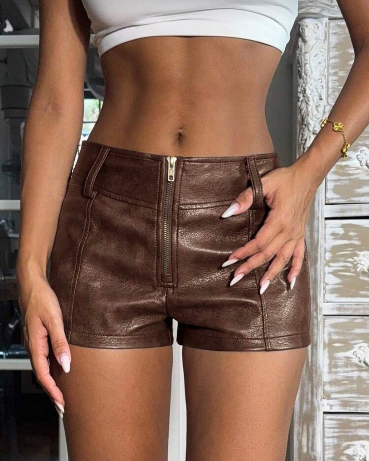 Short de cuerina café