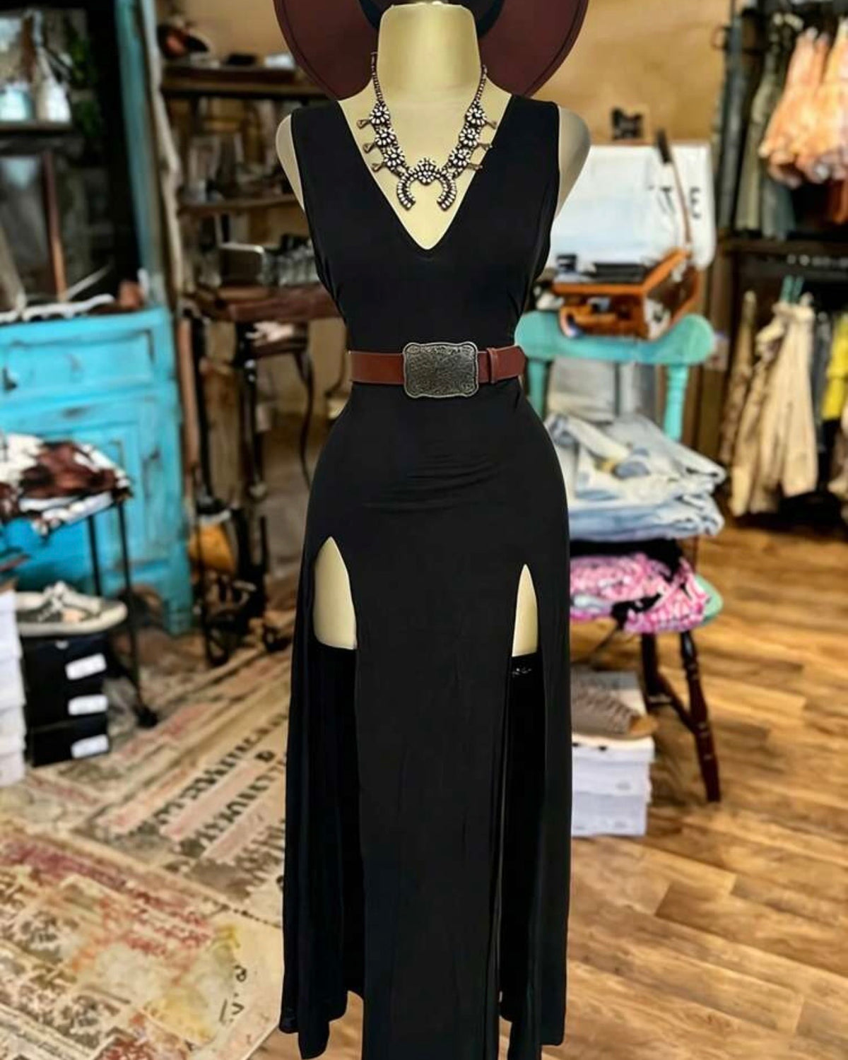 Vestido negro con aberturas