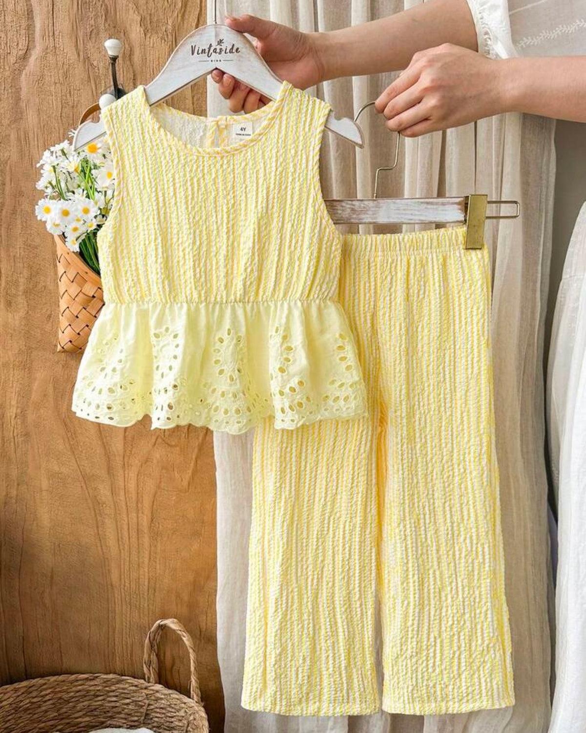 Conjunto amarillo de niña
