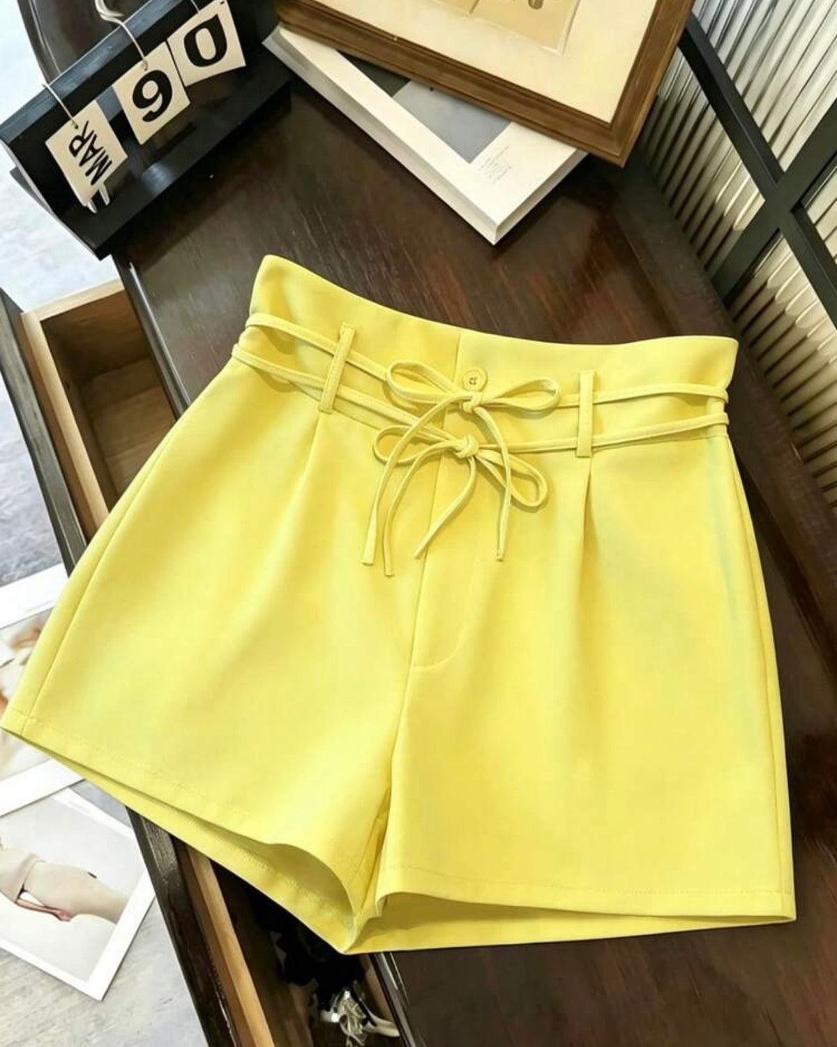 Short amarillo