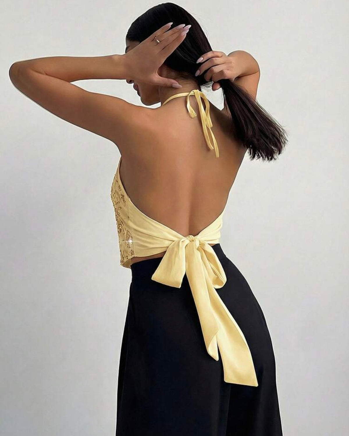 Blusa amarilla espalda descubierta