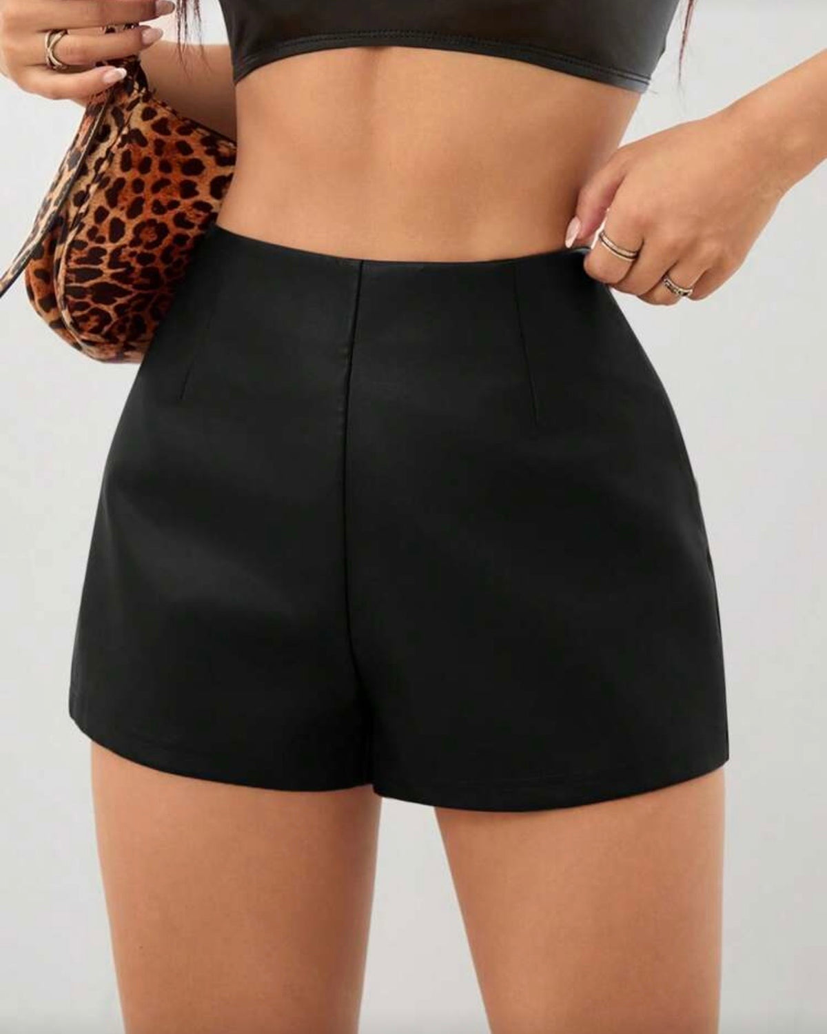 Short de cuerina