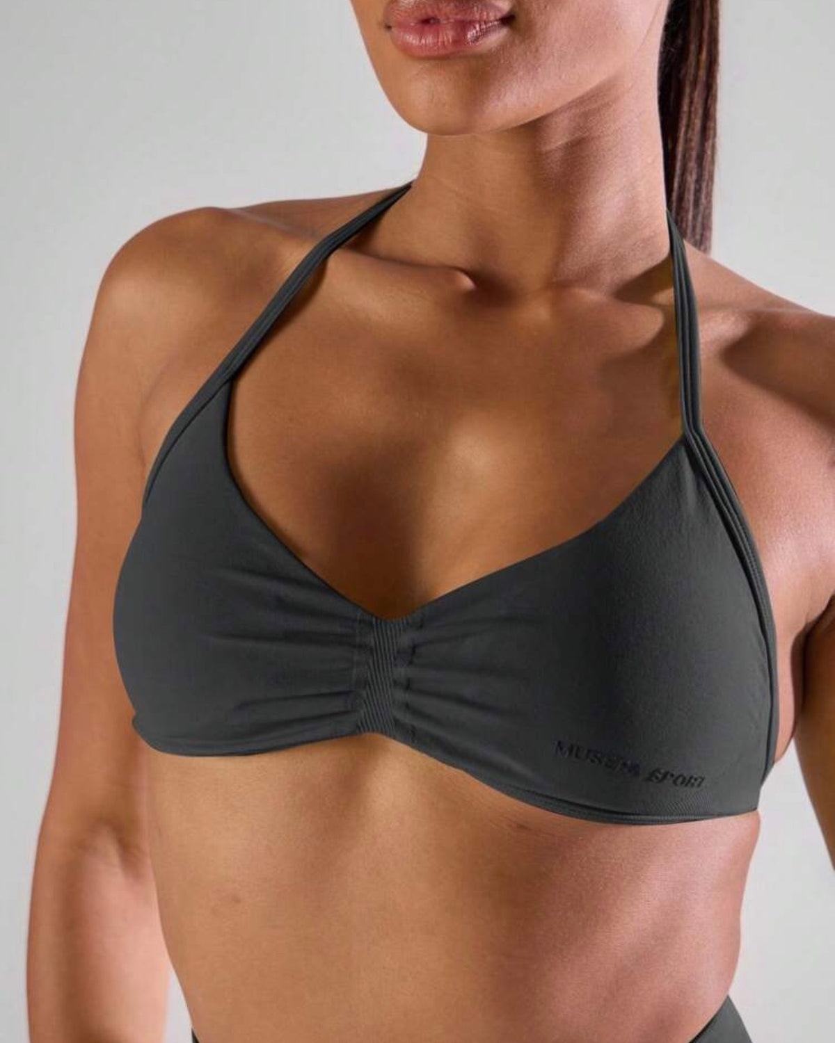 Top deportivo gris