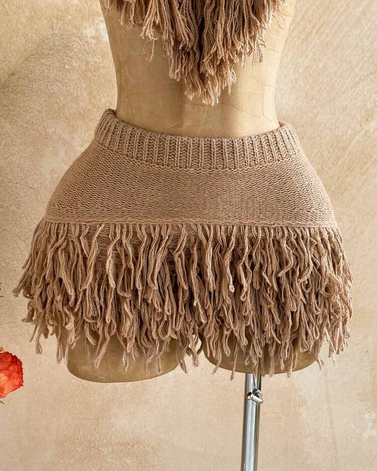 Falda beige de flecos