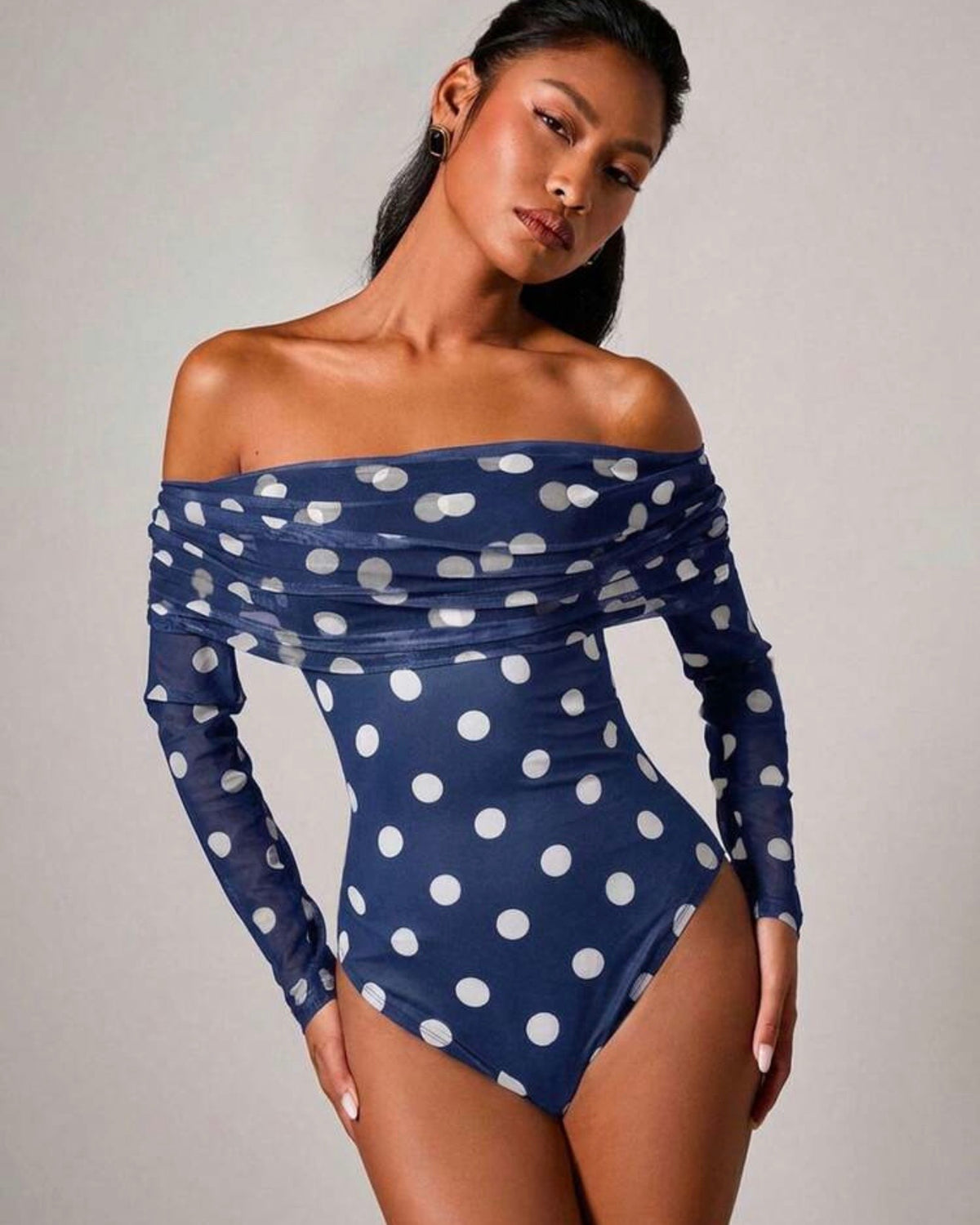 Body azul con pelotas blancas