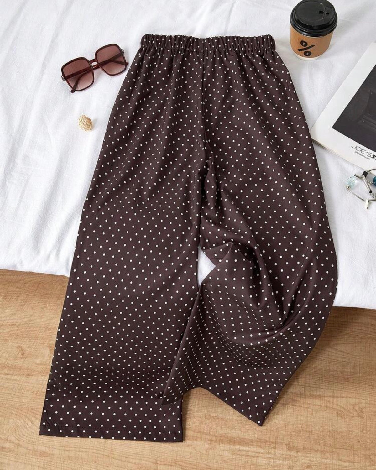 Pantalón suelto café con puntos