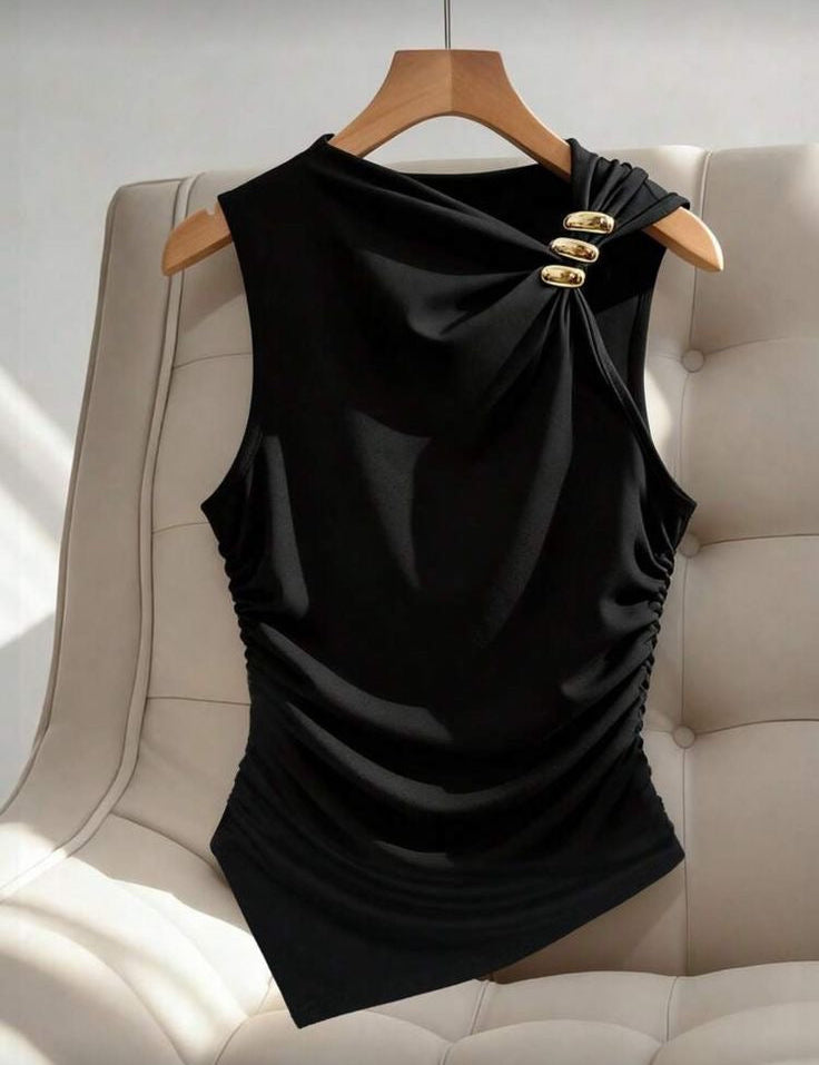 Blusa negra con detalles dorados