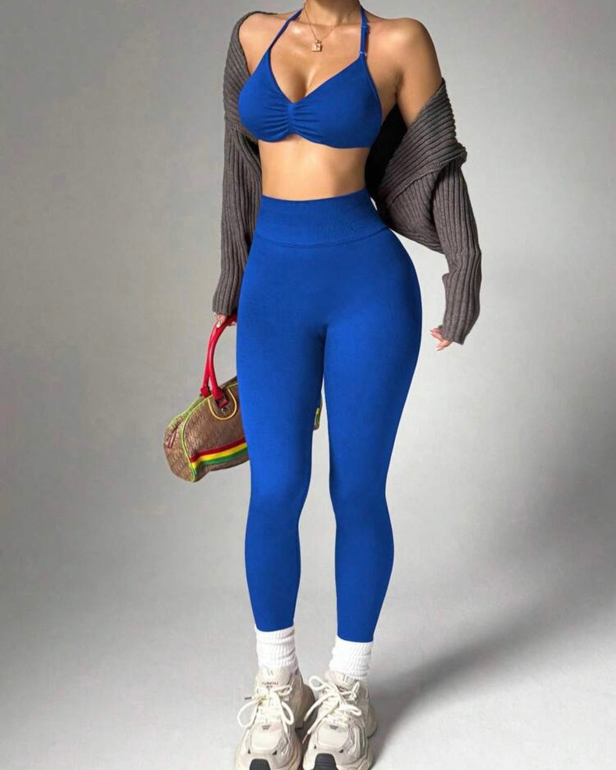 Conjunto deportivo azul