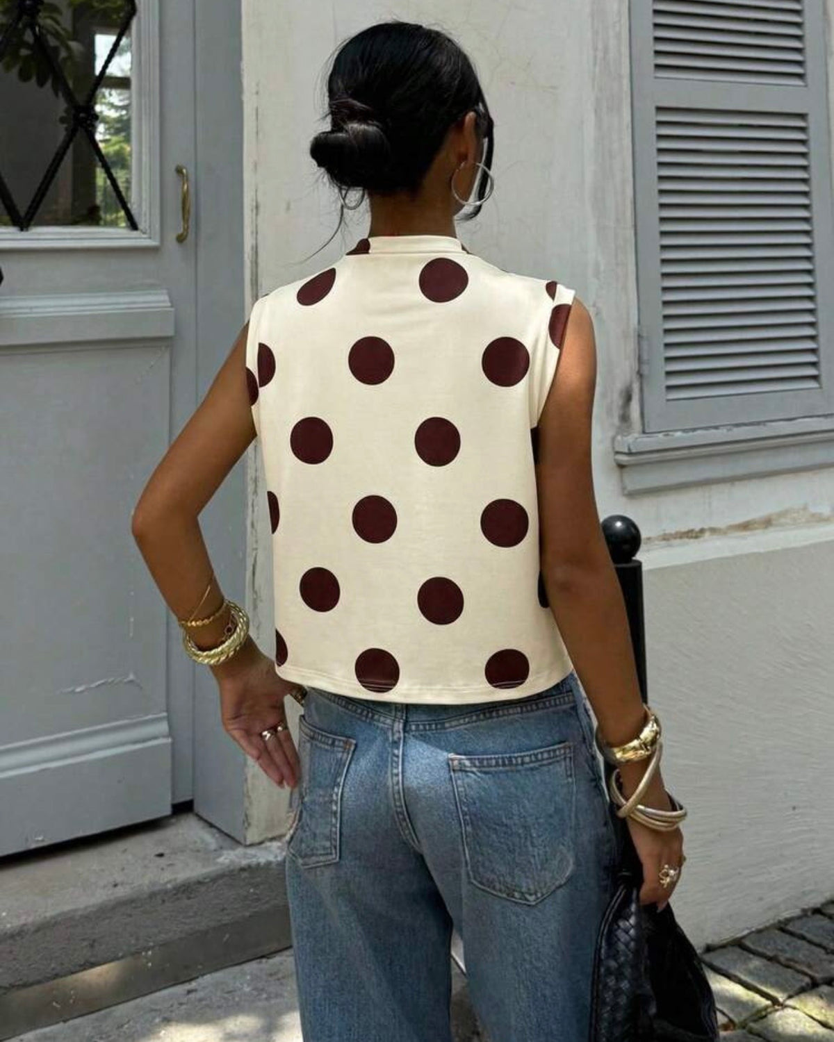 Camisa con puntos cafés