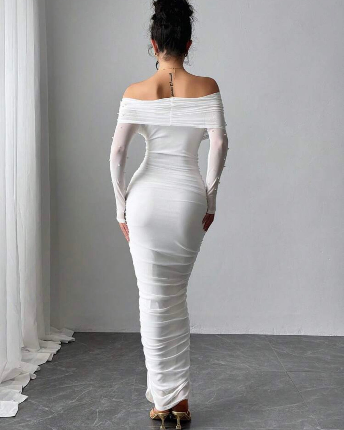 Vestido blanco con pelotas blancas