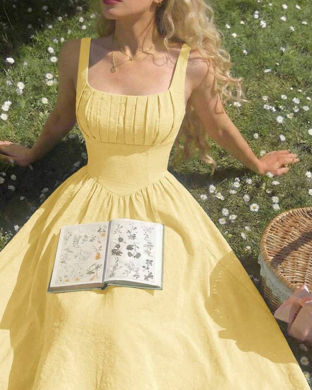 Vestido amarillo cuello cuadrado