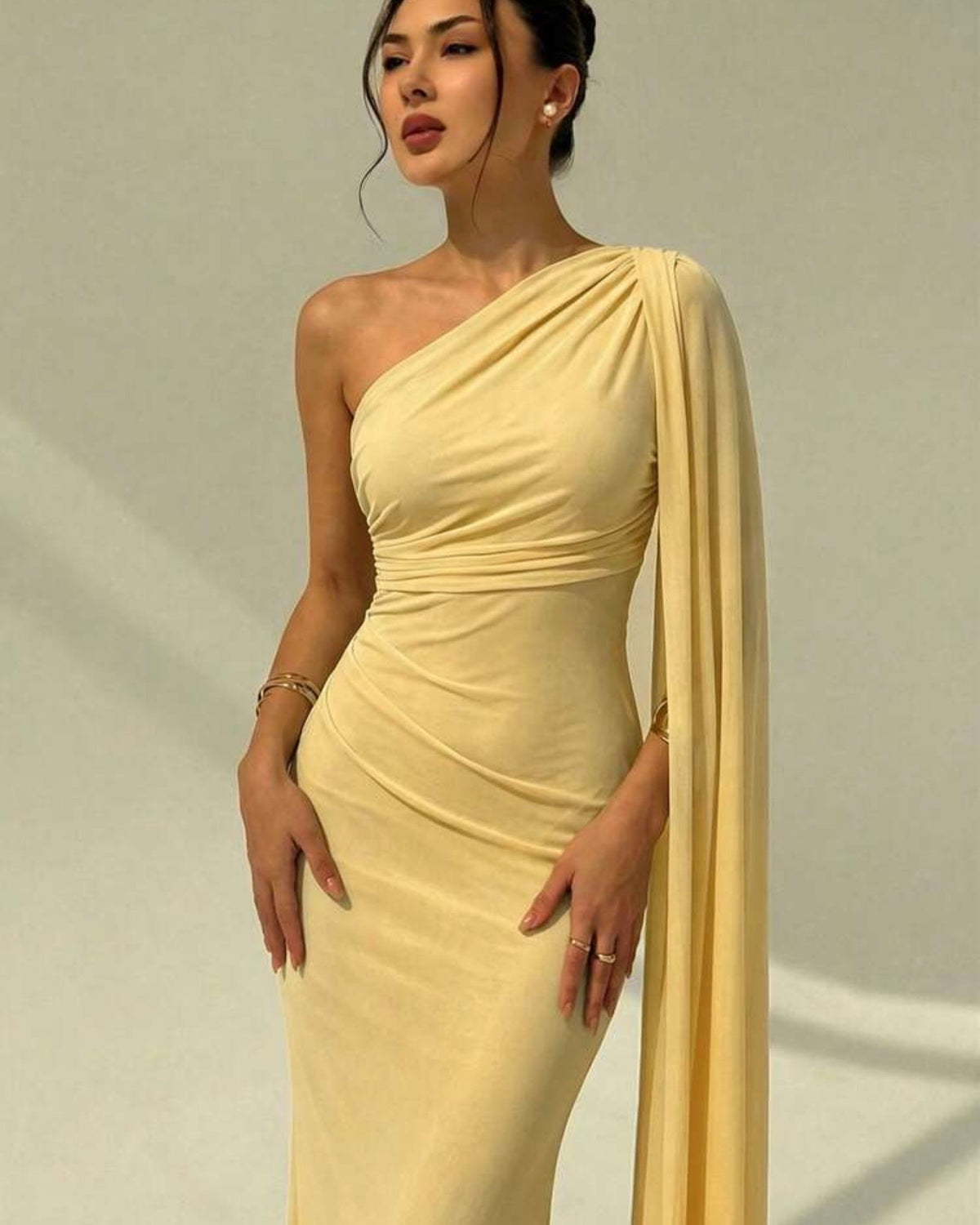 Vestido amarillo de una manga
