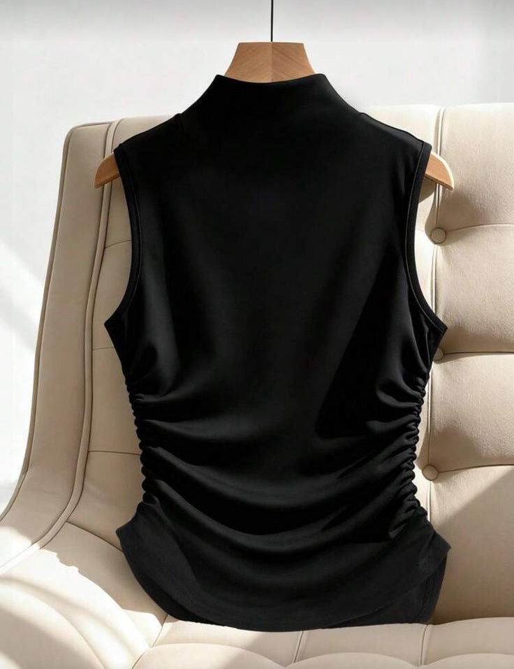 Blusa negra con detalles dorados
