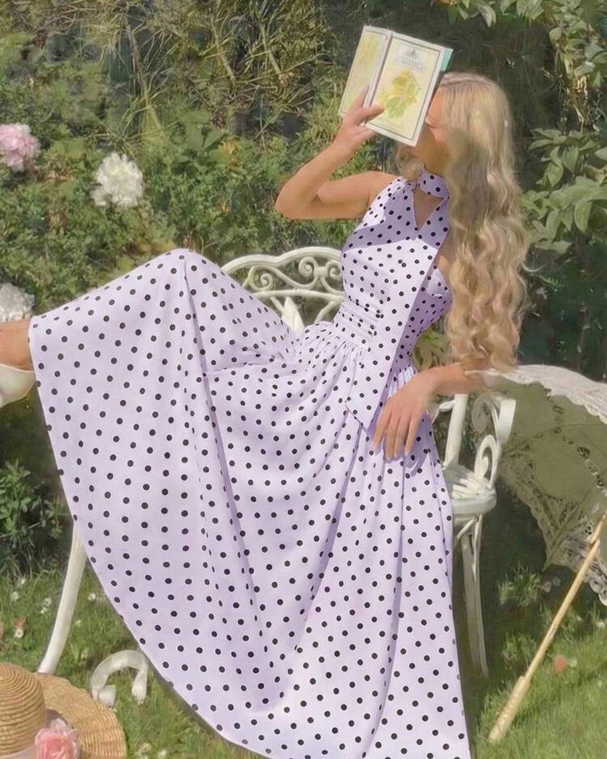 Vestido elegante púrpura con puntos