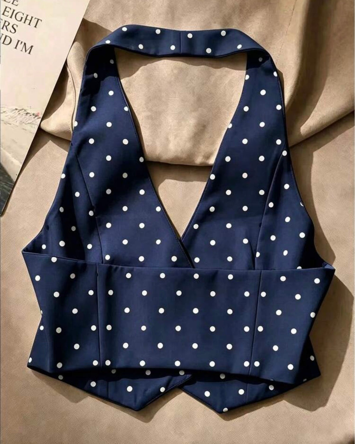 Chaleco azul con punto blancos