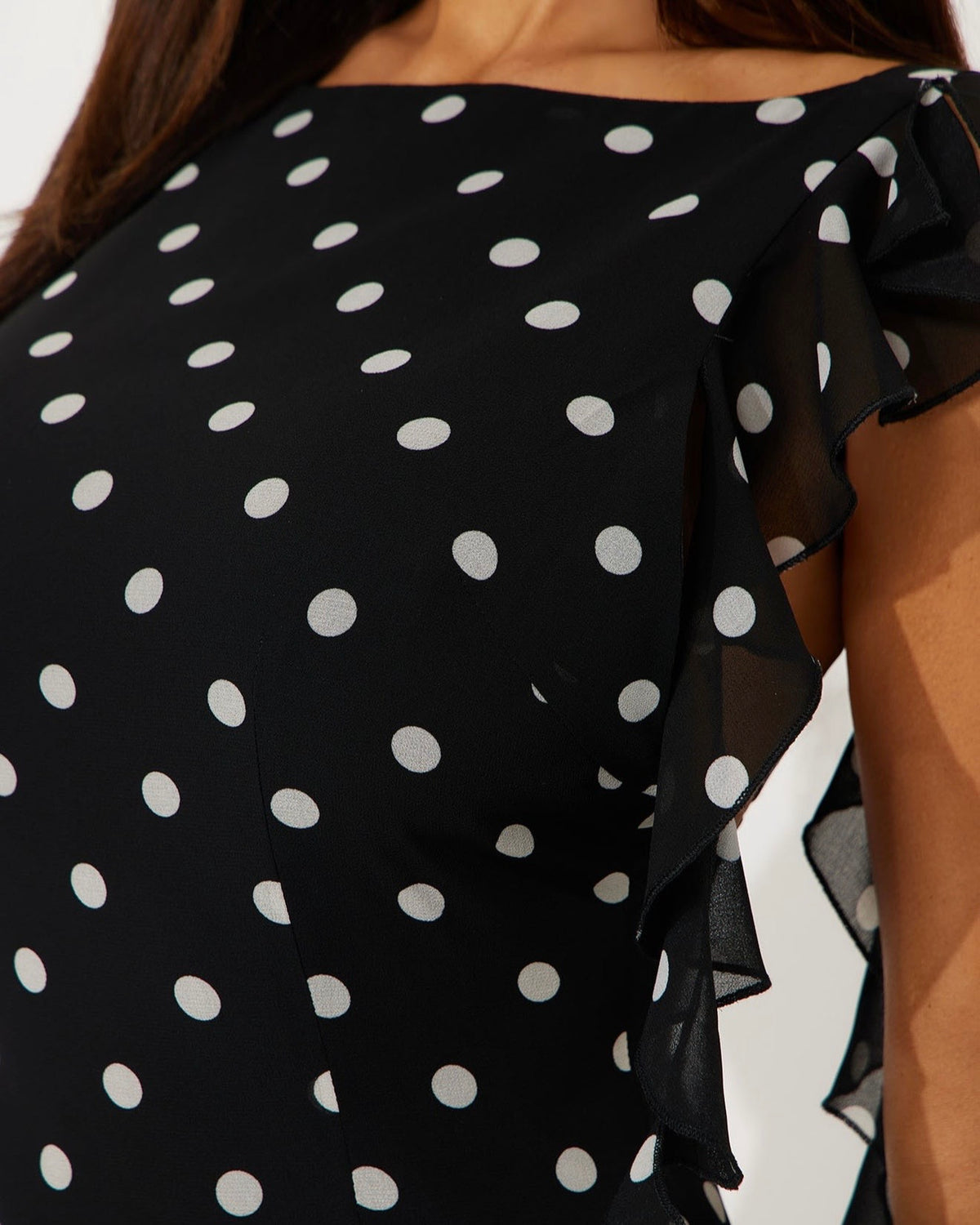 Vestido corto de puntos blancos