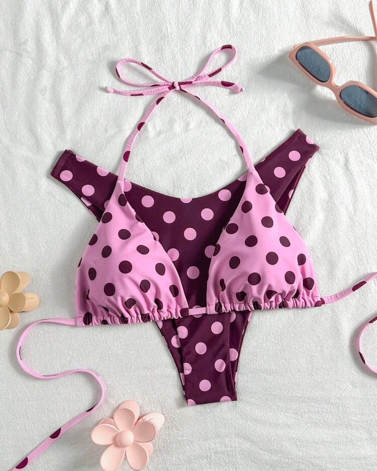 Traje de baño morado con puntos